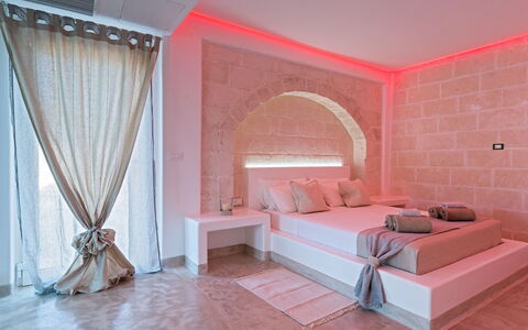 Villa Niraclo': Bed, Meubilair, Kamer, Slaapkamer, Roze, Interieur Ontwerp, Eigendom, Muur, Hemelbed, Laken