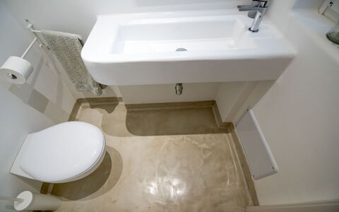 Villa Niraclo': Badkamer, Toilet, Eigendom, Loodgieterswerkinrichting, Wastafel In De Badkamer, Wc Bril, Wastafel, Kraan, Kamer, Marmeren