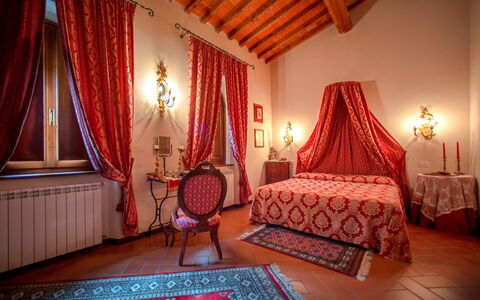 La Boutique del Cardinale: Slaapkamer, Kamer, Meubilair, Bed, Eigendom, Decoratie, Gordijn, Interieur Ontwerp, Laken, Suite