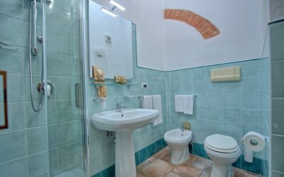 Mulignone 13: Spiegel, Loodgieterswerkinrichting, Eigendom, Wastafel, Kraan, Wastafel In De Badkamer, Badkamer, Purper, Product, Wc Bril