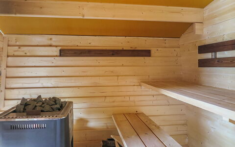 Itäkoski 2: Meubilair, Stoel, Buitenmeubels, Tafel, Hout, Buitentafel, Keuken En Eettafel, Schaduw, Tuin, Paraplu