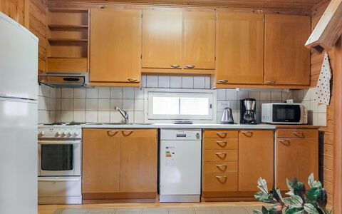 Lomamaja 2: Meubilair, Stoel, Buitenmeubels, Tafel, Hout, Buitentafel, Keuken En Eettafel, Schaduw, Tuin, Paraplu