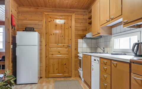 Lomamaja 2: Meubilair, Stoel, Buitenmeubels, Tafel, Hout, Buitentafel, Keuken En Eettafel, Schaduw, Tuin, Paraplu
