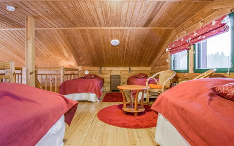 Villa Salix: Meubilair, Stoel, Buitenmeubels, Tafel, Hout, Buitentafel, Keuken En Eettafel, Schaduw, Tuin, Paraplu