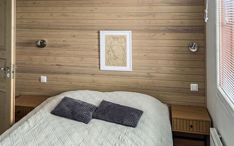 Länsirinne D 16: Interieur Ontwerp, Muur, Bed, Slaapkamer, Meubilair, Flooring, Hout, Verdieping, Plafond, Bedding