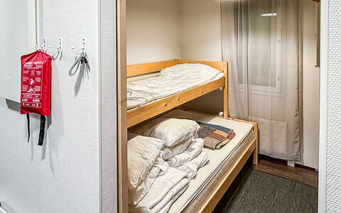 Länsirinne D 16: Bed, Slaapkamer, Interieur Ontwerp, Flooring, Verdieping, Bed Frame, Kamer, Laken, Bedding, Slaapzaal