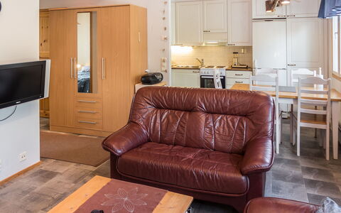 Onkijantie 7B: Meubilair, Interieur Ontwerp, Flooring, Bankstel, Verdieping, Hout, Kamer, Tafel, Woonkamer, Plafond