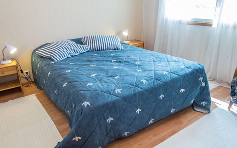 Onkijantie 7B: Blauw, Slaapkamer, Flooring, Laken, Verdieping, Linens, Hout, Bedding, Bed, Meubilair