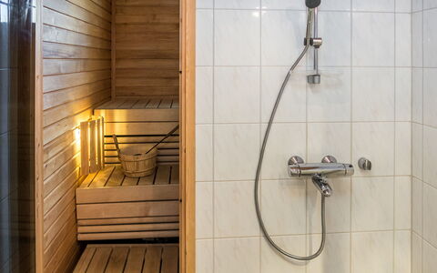 Onkijantie 7B: Flooring, Hout, Verdieping, Loodgieterswerkinrichting, Interieur Ontwerp, Badkamer, Douchekop, Loodgieter, Douche, Kamer