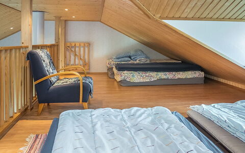 Onkijantie 7B: Meubilair, Interieur Ontwerp, Verdieping, Flooring, Hout, Plafond, Slaapkamer, Bed, Kamer, Textiel