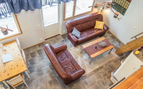 Onkijantie 7B: Meubilair, Bankstel, Hout, Interieur Ontwerp, Flooring, Kamer, Woonkamer, Verdieping, Plafond, Appartement