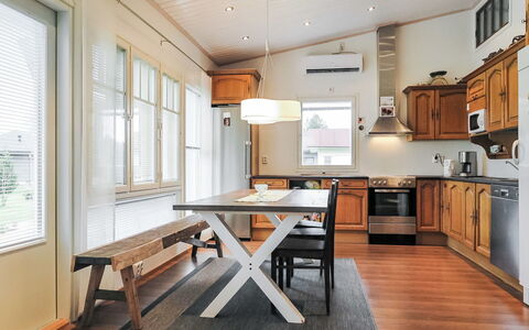 Kotiranta: Gras, Huis, Verblijf, Land Lot, Huis, Landgoed, Gazon, Siding, Boerderij, Veranda