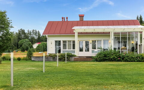 Kotiranta: Gras, Huis, Verblijf, Land Lot, Huis, Landgoed, Gazon, Siding, Boerderij, Veranda