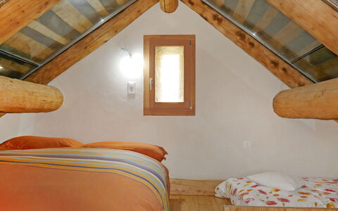 Rustico Andrea: Zolder, Kamer, Eigendom, Slaapkamer, Meubilair, Bed, Plafond, Straal, Gebouw, Huis