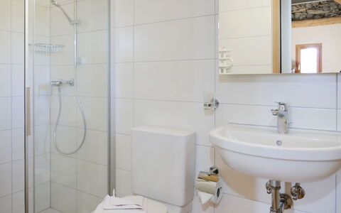 Rustico Andrea: Badkamer, Eigendom, Kraan, Kamer, Loodgieterswerkinrichting, Muur, Tegel, Badkamer Accessoire, Architectuur, Interieur Ontwerp