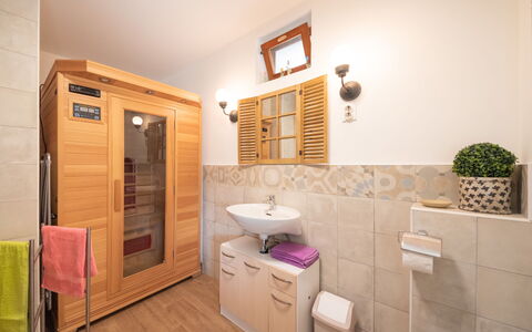 Luna: Kamer, Eigendom, Badkamer, Interieur Ontwerp, Meubilair, Verdieping, Gebouw, Huis, Onroerend Goed, Houten Vloer