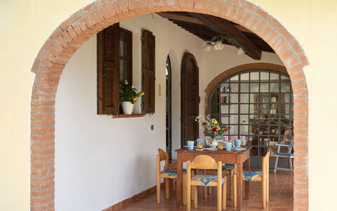 Villa Il Cipresso: Meubilair, Tafel, Bloempot, Bloem, Kamerplant, Fabriek, Hout, Gebouw, Venster, Stoel
