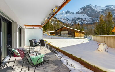 Kandersteg 420: Eigendom, Meubilair, Lucht, Venster, Gebouw, Schaduw, Berg, Architectuur, Hout, Stoel