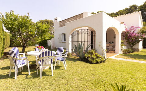Villa Karoline: Eigendom, Huis, Gebouw, Onroerend Goed, Landgoed, Huis, Backyard, Villa, Hacienda, Gazon