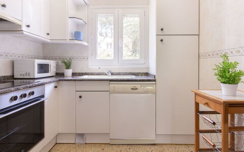 Villa Karoline: Cabinetry, Gootsteen, Countertop, Meubilair, Eigendom, Wastafel, Gebouw, Venster, Bloempot, Keuken