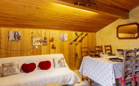 Saint Gervais 535: Kamer, Eigendom, Meubilair, Interieur Ontwerp, Bed, Slaapkamer, Gebouw, Plafond, Muur, Huis