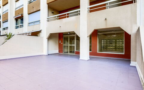 Hyères 217: Gebouw, Venster, Verdieping, Flooring, Deur, Fabriek, Facade, Hout, Samengesteld Materiaal