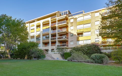 Hyères 217: Fabriek, Lucht, Gebouw, Eigendom, Boom, Stedelijk Ontwerp, Venster, Condominium, Gras, Blok Van De Toren