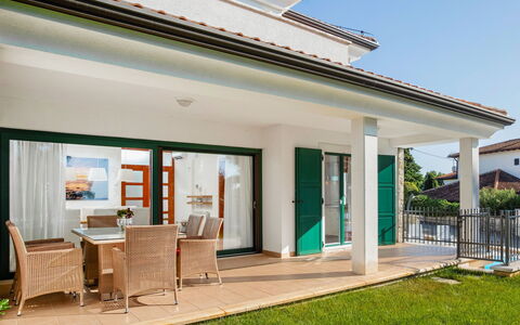 Villa Beach Front: Eigendom, Gebouw, Huis, Huis, Onroerend Goed, Facade, Architectuur, Dak, Woongebied, Veranda