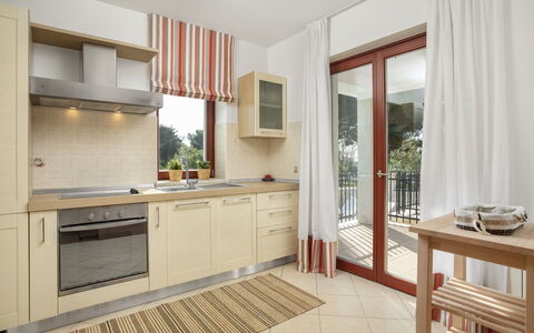 Villa Beach Front: Meubilair, Eigendom, Kamer, Cabinetry, Interieur Ontwerp, Gebouw, Countertop, Keuken, Verdieping, Onroerend Goed