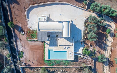Villa Amelia: Fabriek, Azure, Stedelijk Ontwerp, Woongebied, Landschap, Facade, Onroerend Goed, Stad, Boom, Gebouw