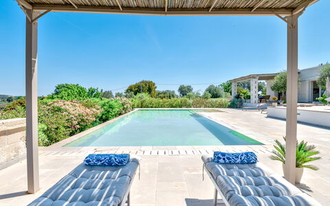 Villa Amelia Ostuni: Zwembad, Samengesteld Materiaal, Toevlucht, Buitenmeubels, Schaduw, Outdoor Structuur, Stoel, Eco Hotel, Landscaping, Pergola