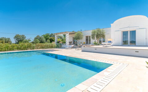 Villa Amelia Ostuni: Blauw, Landgoed, Zwembad, Schaduw, Landscaping, Villa, Herenhuis, Hacienda, Waterpartij