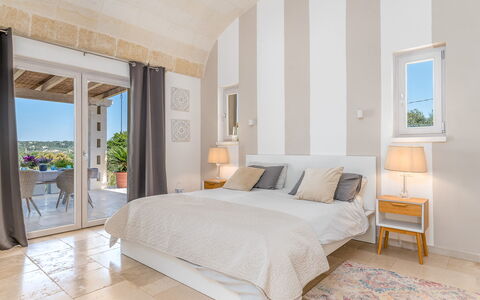 Villa Amelia Ostuni: Meubilair, Interieur Ontwerp, Hout, Slaapkamer, Flooring, Verdieping, Bed, Plafond, Huis, Verlichting