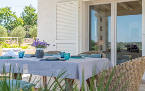 Villa Amelia Ostuni: Meubilair, Stoel, Tafel, Buitenmeubels, Keuken En Eettafel, Tableware, Buitentafel, Tafelkleed, Eetkamer, Serveware