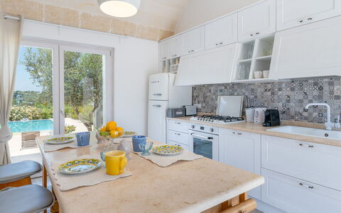Villa Amelia Ostuni: Meubilair, Interieur Ontwerp, Flooring, Countertop, Keuken, Verdieping, Huis, Stoel, Kamer, Cabinetry