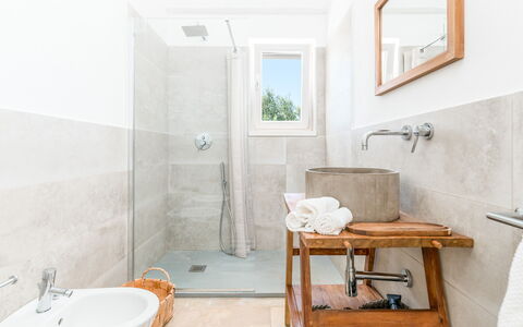 Villa Amelia Ostuni: Flooring, Verdieping, Loodgieterswerkinrichting, Interieur Ontwerp, Badkamer, Tegel, Kraan, Kamer, Loodgieter, Plafond