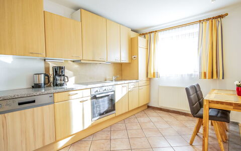 Christine: Eigendom, Kamer, Meubilair, Keuken, Cabinetry, Gebouw, Interieur Ontwerp, Geel, Countertop, Huis