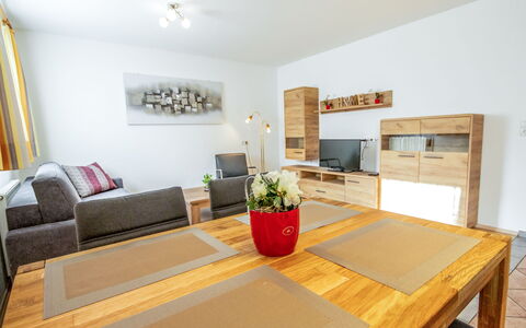 Christine: Eigendom, Kamer, Meubilair, Interieur Ontwerp, Gebouw, Huis, Onroerend Goed, Slaapkamer, Verdieping, Tafel