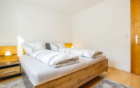 Christine: Gebouw, Meubilair, Comfort, Hout, Deur, Huis, Tafel, Bed Frame, Lade
