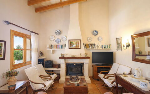 Mavi: Meubilair, Interieur Ontwerp, Muur, Flooring, Hout, Woonkamer, Bankstel, Plafond, Kamer, Stoel