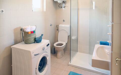 Nikica: Wasruimte, Eigendom, Wc Bril, Loodgieterswerkinrichting, Wasdroger, Toilet, Wasmachine, Badkamer, Gebouw, Purper