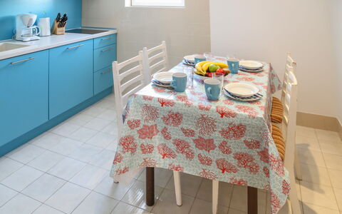 Nikica: Tafelkleed, Kamer, Verdieping, Eigendom, Meubilair, Tafel, Textiel, Tegel, Turkoois, Linens