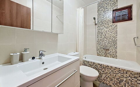 Sofija: Badkamer, Loodgieterswerkinrichting, Flooring, Interieur Ontwerp, Verdieping, Wastafel In De Badkamer, Wastafel, Badkamerkast, Toilet, Kraan