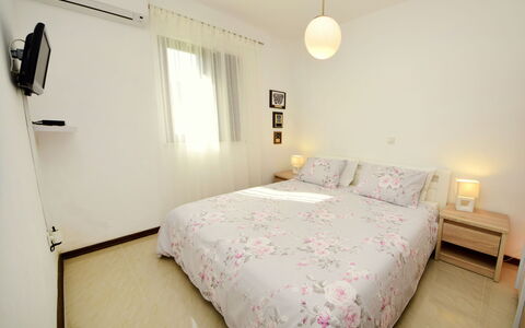 Sofija: Slaapkamer, Bed, Laken, Kamer, Meubilair, Eigendom, Bedding, Bed Frame, Interieur Ontwerp, Verdieping