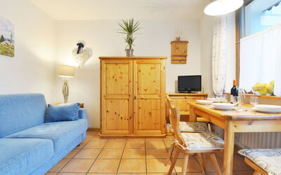 Apt 1 620.1: Kamer, Meubilair, Eigendom, Interieur Ontwerp, Geel, Gebouw, Woonkamer, Tafel, Verdieping, Huis