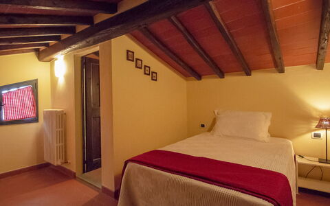 Podere: Slaapkamer, Kamer, Bed, Meubilair, Eigendom, Plafond, Gebouw, Interieur Ontwerp, Zolder, Laken