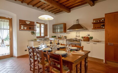 Podere: Kamer, Eigendom, Gebouw, Meubilair, Plafond, Interieur Ontwerp, Verdieping, Keuken, Tafel, Huis