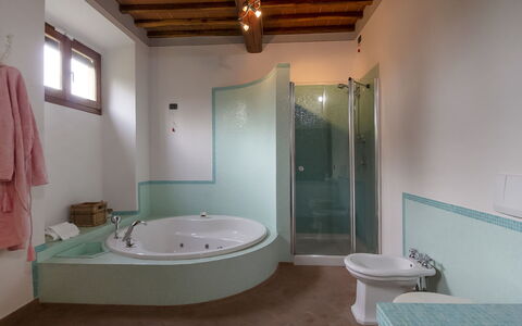 Podere: Loodgieterswerkinrichting, Eigendom, Bad, Kraan, Badkamer, Wastafel, Purper, Hout, Interieur Ontwerp