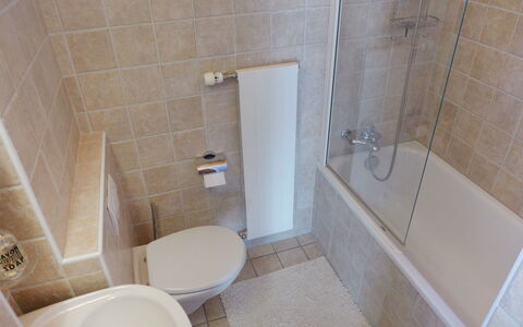 Marmousets 2: Badkamer, Eigendom, Tegel, Kamer, Wc Bril, Muur, Loodgieterswerkinrichting, Verdieping, Toilet, Architectuur
