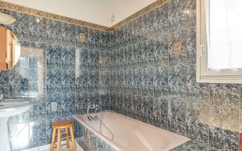 Grah Moullac: Eigendom, Kamer, Badkamer, Verdieping, Interieur Ontwerp, Gebouw, Tegel, Onroerend Goed, Muur, Huis